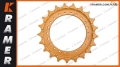 2404N262; Koło napędowe Kobelco SK200-3/SK200-5 ; Sprocket/ Turas/ Kettenräder/ Antriebsräder/ звёзды/ Pignon/ Lánckerekek/ Rueda cabilla/ Ruota motrice/ Drivhjul/ Vetopyörät/ Dzenoša zvaigzne/ Žvaigždes/ Hnací kola/ veotähikud.